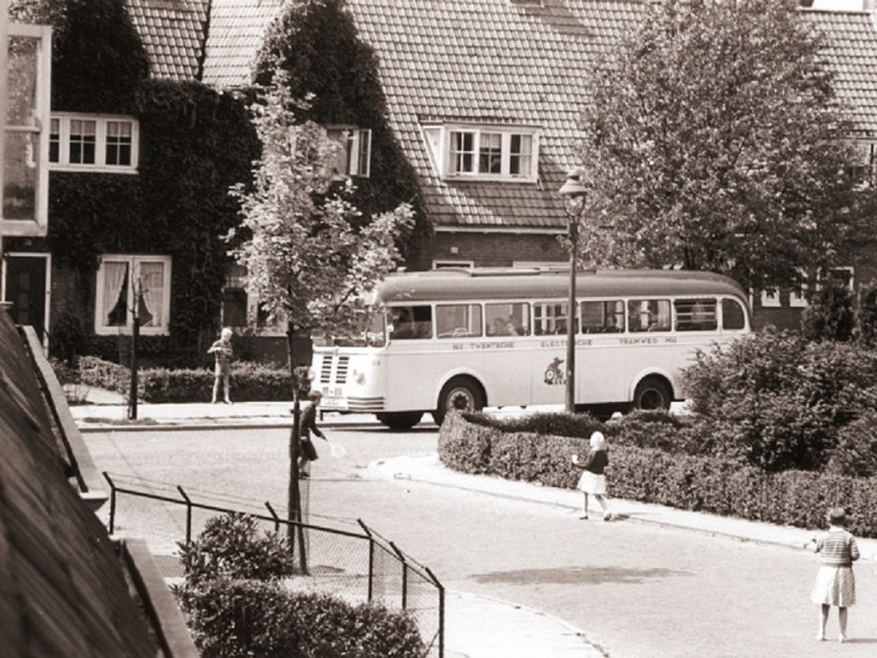 Asterstraat 13-19 Bus van de T.E.T. 10-8-1957..jpg