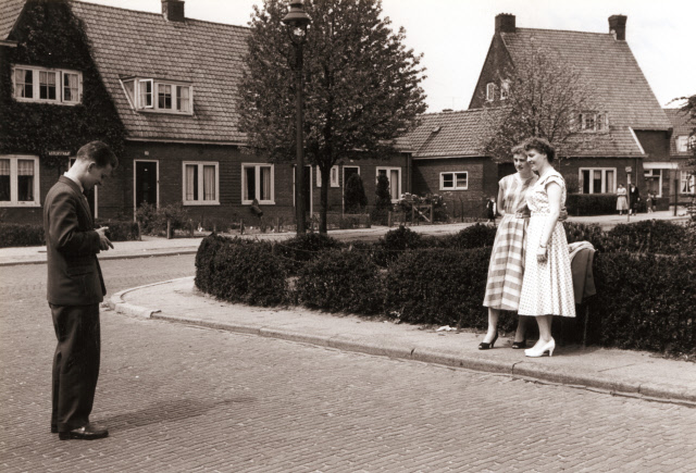 Asterstraat 13-15-17-19 Voor fotograaf poserende dames bij plantsoen in de wijk Laares mei 1956.jpeg