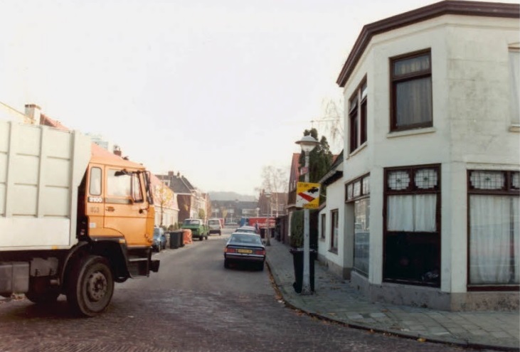 Balistraat 2 vanaf Lombokstraat in de richting van de Molukkenstraat in november 1991..jpg