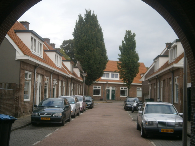 Bataviastraat 1-15 links 2-8 rechts vanaf Buitenzorgplein.JPG