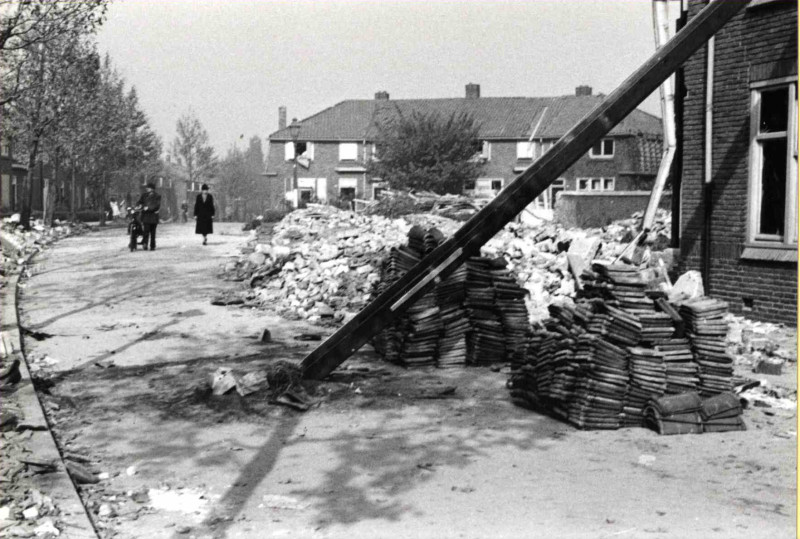 Batjanstraat 61 Rechts Boeroestraat, na bombardement van 10.10.1943.jpg