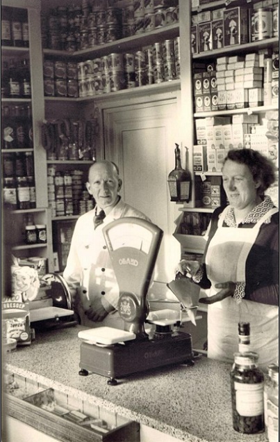 Beckumerstraat 12 Jan Timmerman en zijn vrouw Wilhelmina Johanna Schreurs achter de toombank.jpg