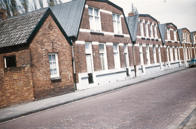 Beekstraat 1-17 hoek Brouwerijstraat 11 woningen met links de werkplaats van schoenmaker Bollema 1974.jpeg
