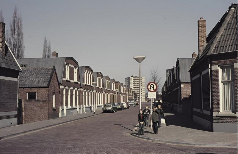 Beekstraat 1-47 links vanuit hoek Brouwerijstraat 11 links 1976.jpg