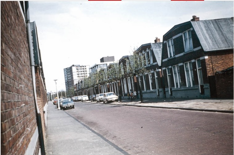 Beekstraat 6-24 Voorzijde woningen gezien vanaf de Brouwerijstraat 1974.jpg