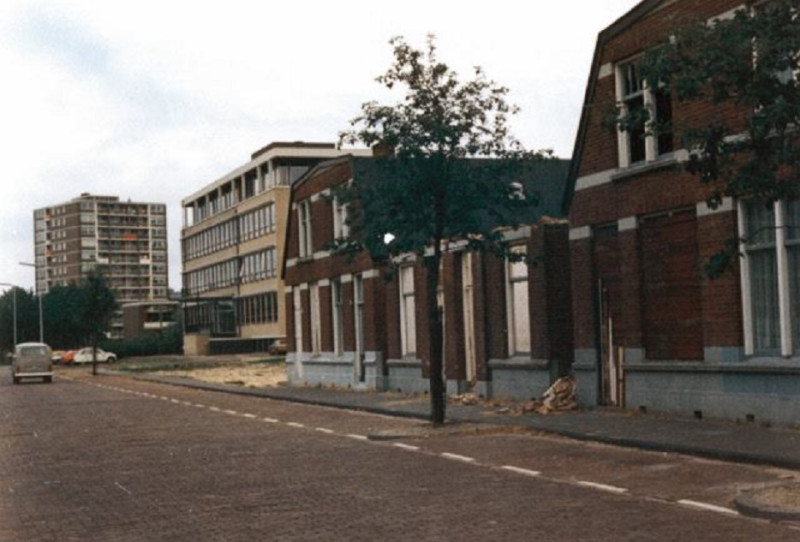 Beekstraat 33 met de de achtergrond Kottenschool.jpg