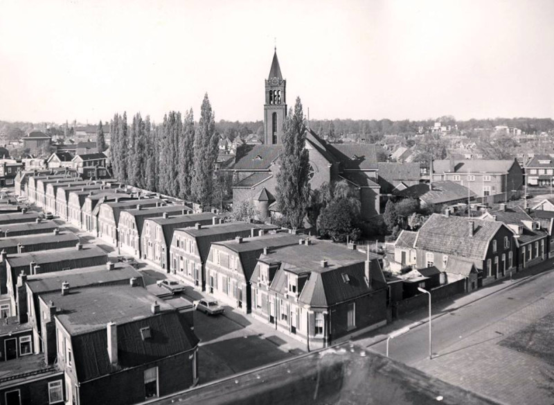 Beekstraat 33-47 rechts 48 links hoek Hopstraat 1973.jpg