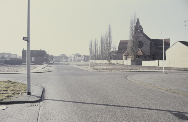 Beekstraat 48 links Richting Deurningerstraat met rechts Hopstraat en de R.K. Mariakerk. jaren 70.jpeg