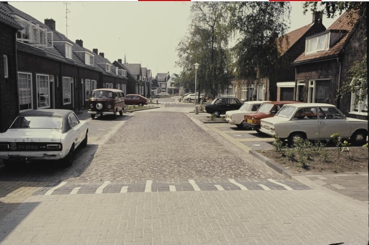 begoniastraat 20 links Richting de Rozenstraat en Ribbeltsweg jaren 70.jpg