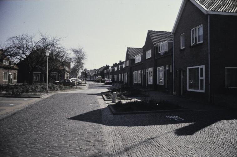 Begoniastraat 44-48 Vanaf de Rozenstraat richting Ribbeltsweg jaren 70.jpg