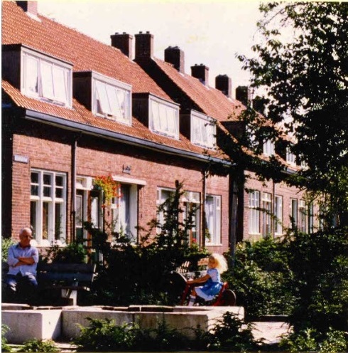 Begoniastraat 58-66 Gezien vanaf de Rozenstraat in de Laares 1979.jpg