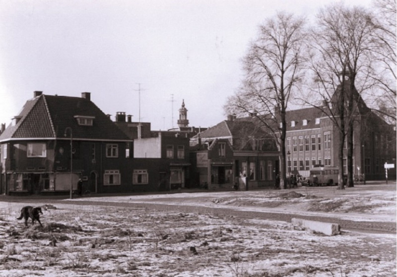 Beltstraat 20-30 rechts deel Gemeentelijk Lyceum, midden 26-28 winkel Woninginrichting Fa.H.G.  Lanzing eerder pand slagerij Cohen. 3-11-1956.jpg