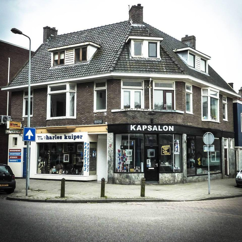 Beltstraat 78- 80 hoek Borneostraat kapsalon Kuiper en Charles Kuiper fotozaak.jpg