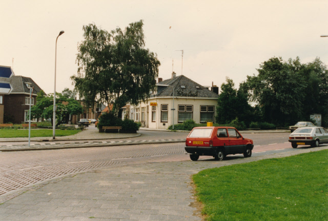 Bentrotstraat 45 hoek Schouwinkstraat Café De Kachel. Uitbater W. H. Bietman. augustus 1987.jpeg