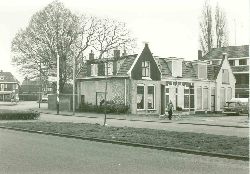 Bentrotstraat 59-61-63 Minkmaatstraat 81 en 134 achtergrond hoek Laaressingel met rechts stukje Bentrotstraat  rechts cafe koopman 1983.jpg