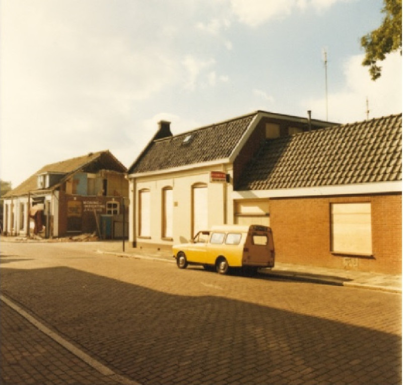 Bentrotstraat 63 hoek Minkmaatstraat 81 links meubelzaak Nijhuis rechts cafe Koopman Vanaf en t.h.v. Laaressingel zuid-westelijke richting 6-10-1981.jpg