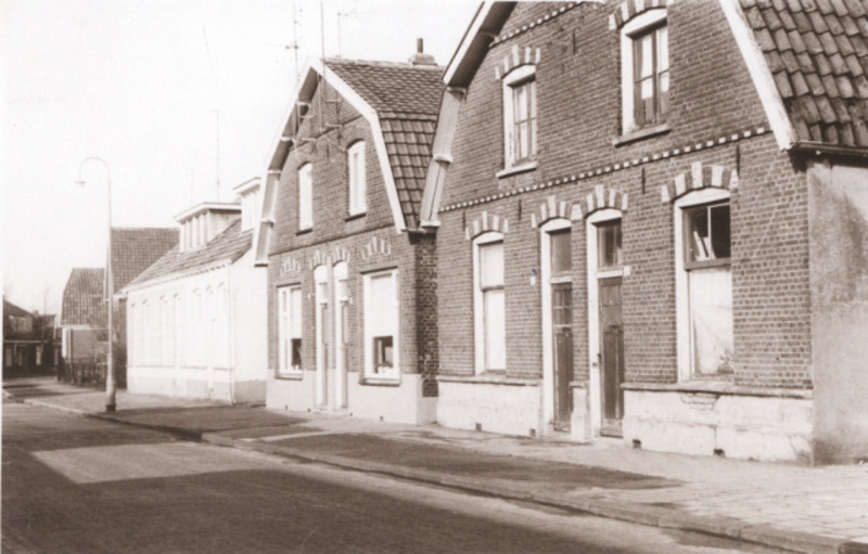 Bentstraat 44-50 Gedeelte van oostelijk straatwand van woningen 1967.jpeg