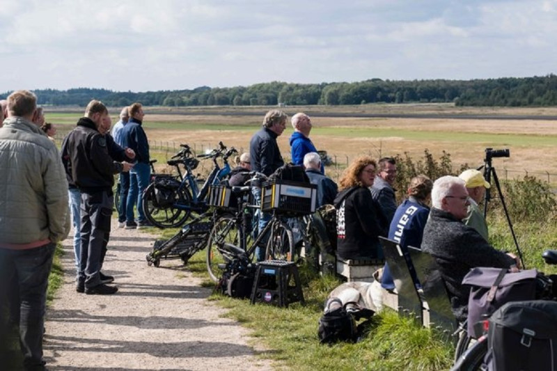 Vliegveld Twente spottersheuvel Zeker 50 spotters stonden en zaten er maandagmiddag te wachten op iets wat nooit kwam. © Lars Smook 16-9-2024.jpg