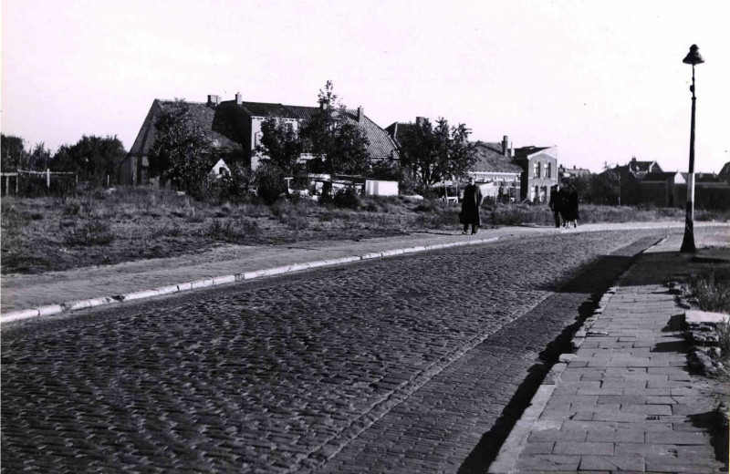 Berkenkamp 35-57 zicht op een gedeelte van de straat richting Brinkstraat. 1953.jpg