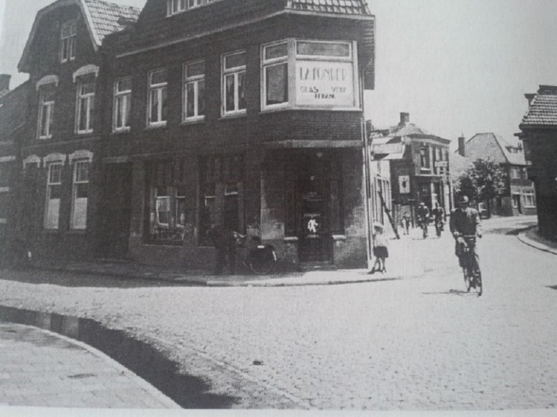Beukinkstraat 2-4 hoek Berkenkamp 1 door bombardementen geheel van de aardbodem verdwenen nu loop hier de Boulevard 1945.jpg