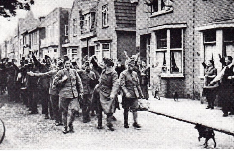 Bilderdijkstraat 10-12 terugkerende Nederlandse krijgsgevangenen 1940.jpg