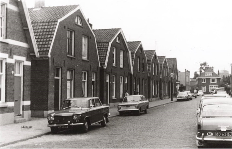 Billitonstraat 22-24-29-28-30-32-34 richting Kuipersdijk 1967.jpg