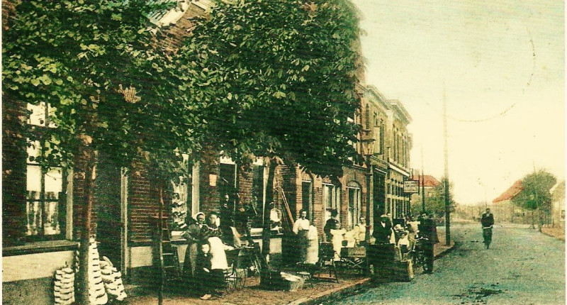 Binnenweg 2-18 rechts gezien vanaf Deurningerstraat ca 1905.jpg