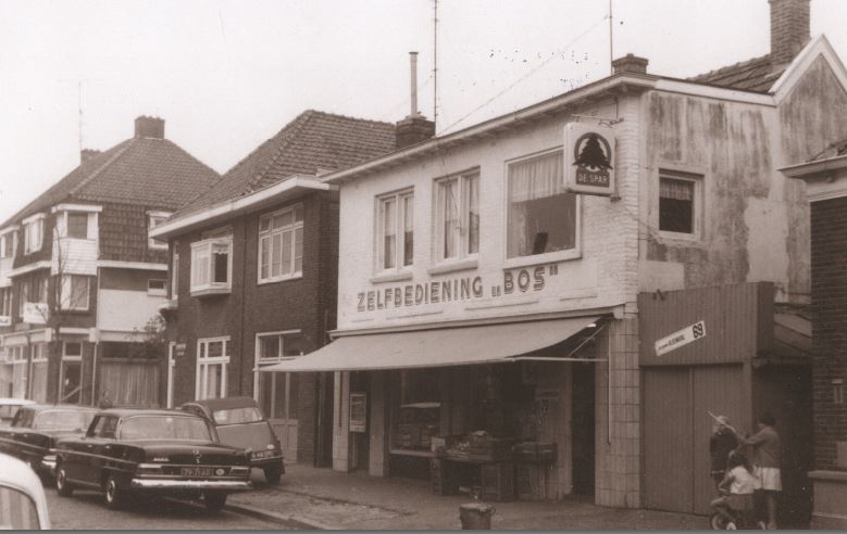 Binnenweg 26-28 later Lasonderstraat 26-28 met kruidenier Bos.jpg