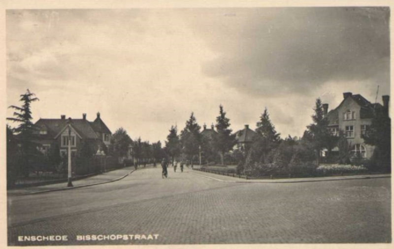 Bisschopstraat 19 links bij Ripperdastraat in westelijke richting, met rechts de burgemeesterswoning 1920.jpg