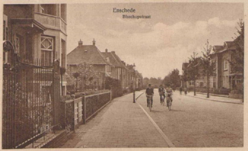 Bisschopstraat 19-27-33 links hoek Prinsestraat 1930.jpg