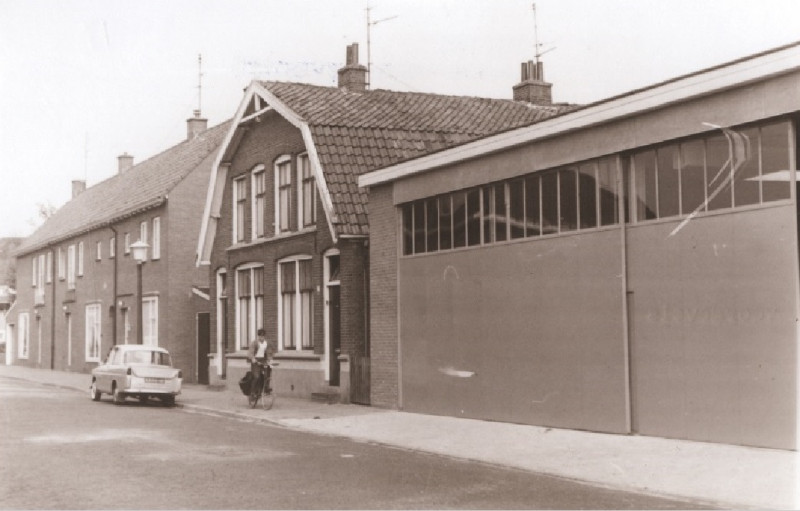Bleekweg 27 Voorzijde woningen met hal 1967.jpg