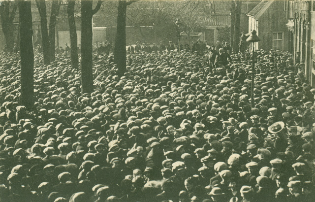 Markt Demonstratie van leden en sympathisanten van de Algemene Nederlandse Bond van Textielarbeiders, De Eendracht, in kader van de grote textielstaking 10-3-1924.jpeg