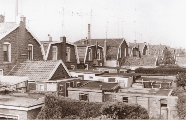 Bleekweg 63-65-67 Achterzijde woningen met schuurjes en tuinen 1967.jpg