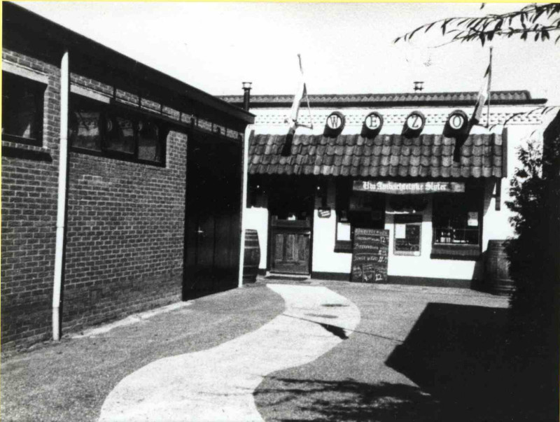 Blekerstraat 32-34 Fa. Wezo, wijnwinkel in 1992.jpg