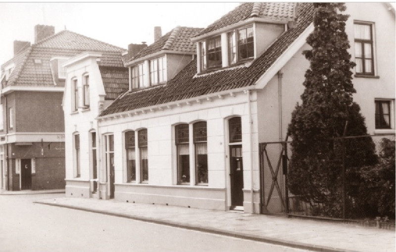 Blekerstraat 64-66 e.v. straat rechts is de Waldeckstraat 1971.jpg