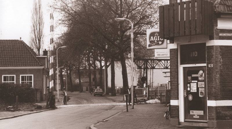 Blekerstraat 110 hoek Nieuwstraat. Afbraak spoorlijn Enschede-Ahaus. . Rechts ingang cafetaria. Midden Sanders 1975.jpg