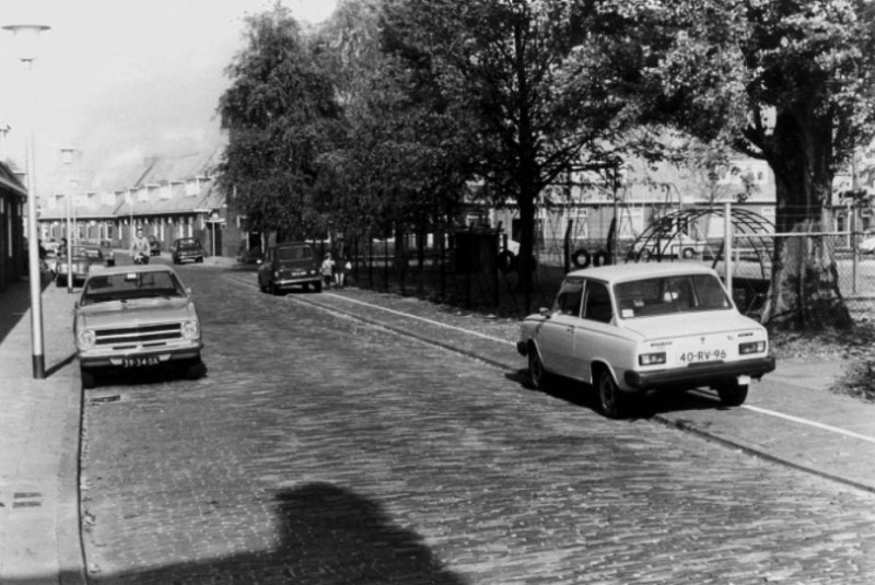 Bloemendaalstraat 1-27 rechts met rechts de speeltuin.jpg