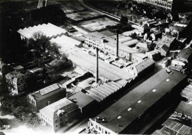 Boddenkampstraat 1-5 links vanaf Hengelosestraat, bandfabriek  van Heek. 1925 Voor 1918 was dit de 2e Hengelosedwarsstraat. verer boven panden 7-17.jpg