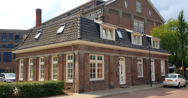 Boddenkampstraat 35 De conciërge woningen gerenoveerd en gemeentelijk monument. Juli 2023.jpg