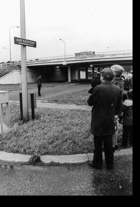 Auke Vleerstraat Onthulling van het straatnaambord van de Auke Vleerstraat. Op de achtergrond is het viaduct aan de Hengelosestraat nabij de Universiteit Twente (U.T.) zichtbaar (2).jpg