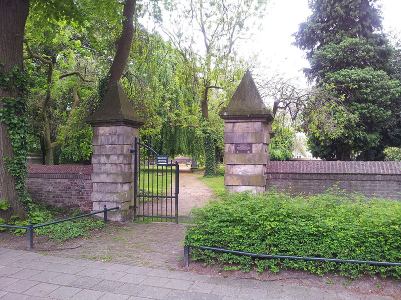 Espoortstraat 12 Bij de ingang van de begraafplaats twee hekpijlers van Bentheimer steen. rijksmonument.jpg