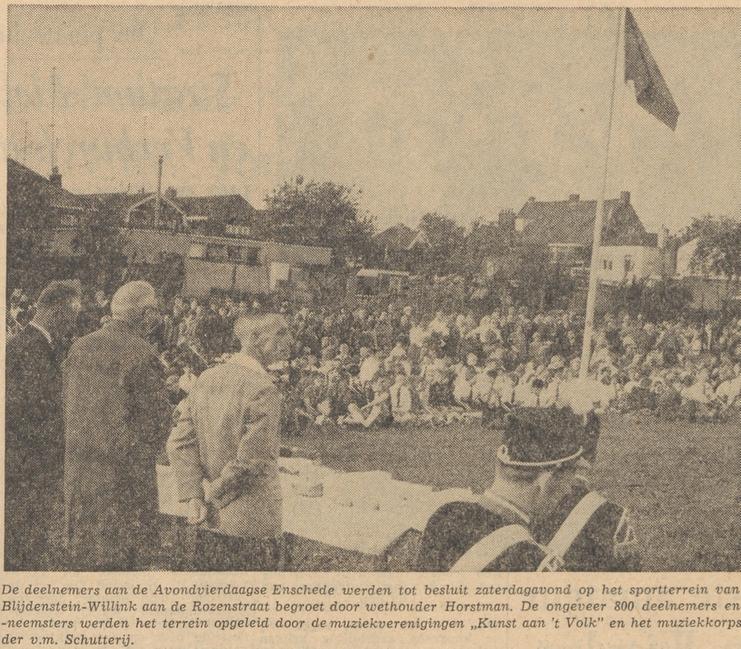 Rozenstraat sportterrein Blijdenstein-Willink  Avondvierdaagse krantenfoto 24-6-1963.jpg