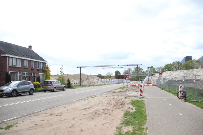 Boekelosestraat 171-173 Ter voorbereiding van de werkzaamheden liggen er aan beide zijden nu aarden wallen en een tijdelijke brug voor werkverkeer maximale doorrijhoogte van 4,6 meter 9-5-2017.jpg