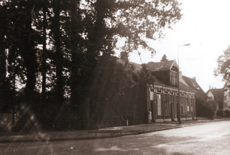 Boekelosestraat 367-373 Willinkswoninkjes in Boekelo die onbewoonbaar verklaard zijn 1970 ..jpeg
