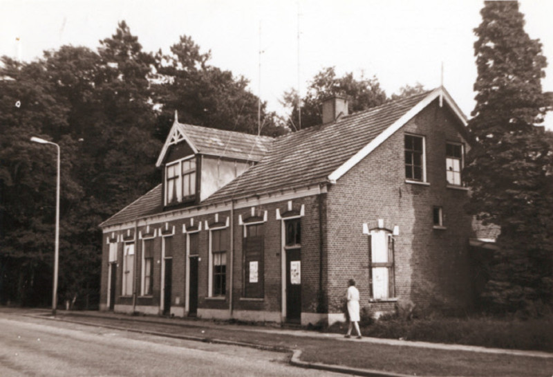 Boekelosestraat 367-373 Willinkswoninkjes in Boekelo die onbewoonbaar verklaard zijn 1970.jpeg