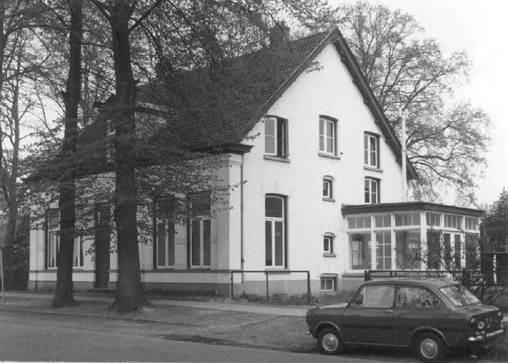 Boekelosestraat 396-398 direct naast de nu ingang (texoprint) Lang bewoont door Scholten (Boekelose Stoom Blekerij) en Dalenoord (ook BSB) de vader van dokter Dalenoord.jpg