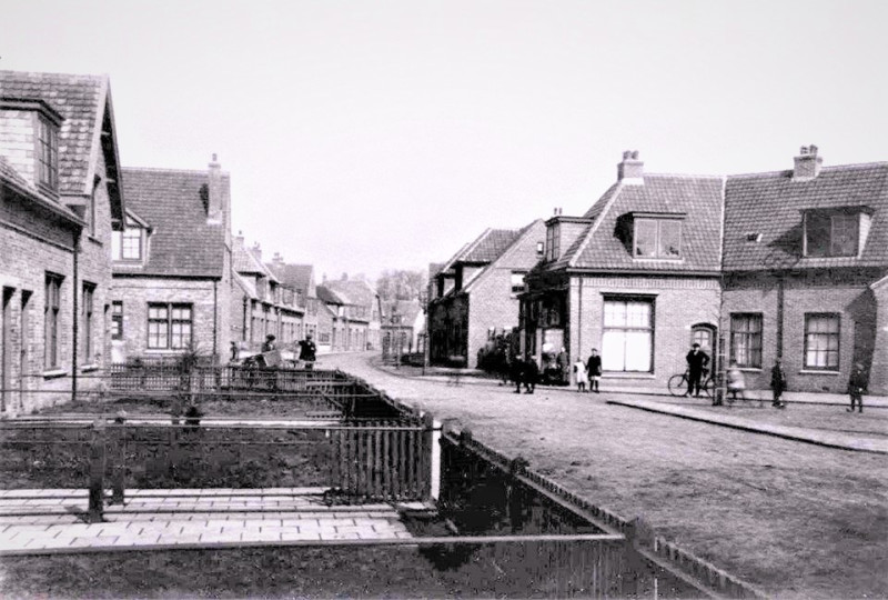 Bombazijnstraat 1 links en2 rechts vanuit de Willem de Clercqstraat, links en rechts Ververstraat 1920.jpg