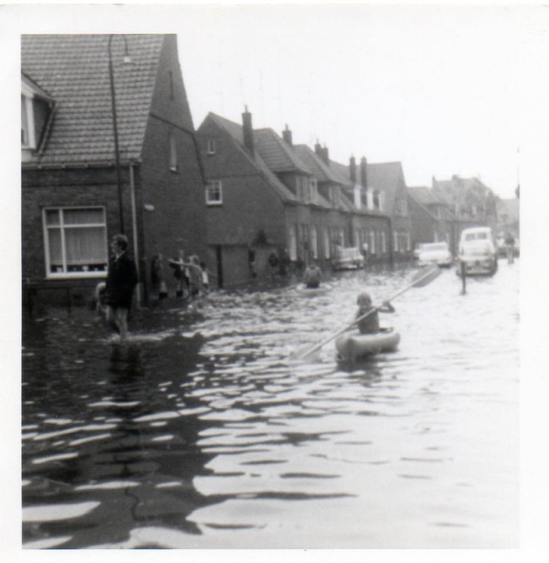 Bombazijnstraat 1 links wateroverlast 1969.jpg