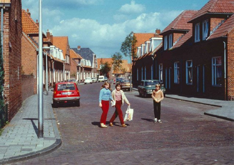 Bombazijnstraat 2-4 rechts sept. 1979.jpg