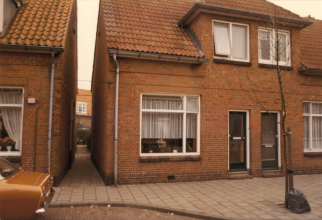 Bombazijnstraat 6-8 woningen 1977.jpeg